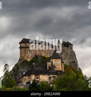 Oravsky Podzamok, Slovacchia - 28 settembre, 2022: Vista del castello medievale di Orava sotto un cielo tempestoso Foto Stock