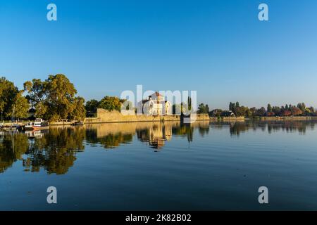 Tata, Ungheria - 7 ottobre, 2022: Vista panoramica sul lago di Oreg e sul castello medievale di Tata in Ungheria Foto Stock