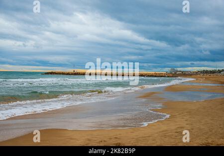 Piccola località di Sitges, nei sobborghi di Barcellona. Catalogna, Spagna. Punti di riferimento di Sitges. Inverno nel Mediterraneo Foto Stock