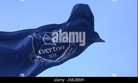 Liverpool, UK, Sept 2022: La bandiera della squadra di calcio di Everton che sventola nel vento. L'Everton FC è una squadra di calcio professionistica con sede a Liverpool, Inghilterra Foto Stock