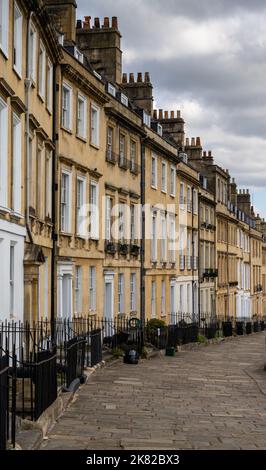 Bath, Regno Unito - 31 agosto, 2022: Tradizionali case cittadine inglesi sulla via Paragon nel centro di Bath Foto Stock