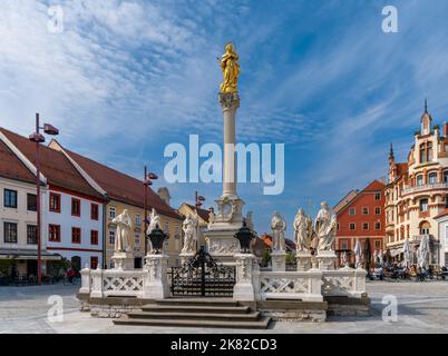 Maribor, Slovenia - 10 ottobre 2022: Il monumento colonna della peste e la piazza principale nel centro storico di Maribor Foto Stock
