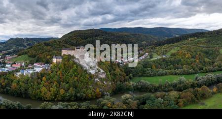 Oravsky Podzamok, Slovacchia - 28 settembre, 2022:panorama del castello di Orava e del villaggio di Oravksy Podzamok a fine autunno Foto Stock