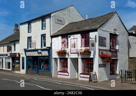 Il ristorante Wild Strawberry Cafe e Needle sports Walking climbing shop estate Main Street Town Centre Keswick Cumbria Inghilterra Inghilterra Inghilterra Inghilterra Inghilterra Inghilterra Inghilterra Foto Stock