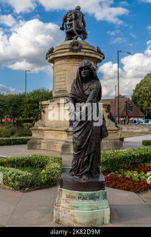 Stratford-upon-Avon, Regno Unito - 31 agosto, 2022: Vista del Gower Memorial e della statua di Lady Macbeth Foto Stock