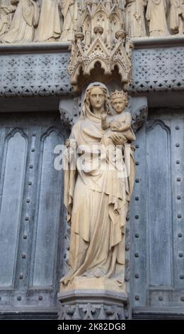 Statua, ingresso nord, Abbazia di Westminster, Westminster, Londra, REGNO UNITO Foto Stock