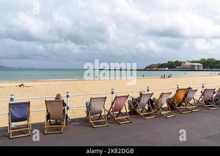 Weymouth, Regno Unito - 7 settembre, 2022: Persone che si rilassano in sedie a sdraio sulla spianata a Weymouth Beach in Dorset Foto Stock