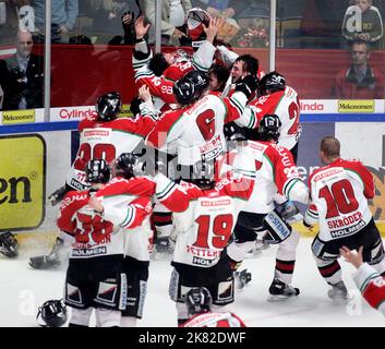 I playoff del Campionato svedese 84th si sono conclusi il 14 aprile, con modo Hockey che ha sconfitto Linköpings HC per vincere il loro secondo titolo di campionato, nel Cloetta Center di Linköping, Svezia. Nella foto: I giocatori modo festeggiano dopo la partita. Foto Stock