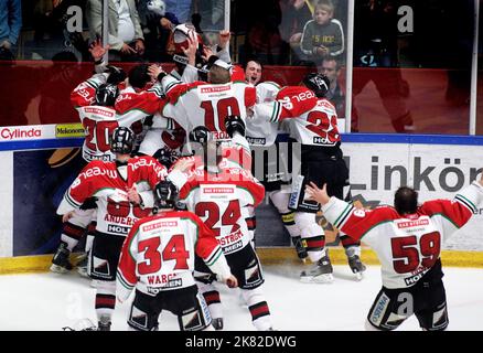 I playoff del Campionato svedese 84th si sono conclusi il 14 aprile, con modo Hockey che ha sconfitto Linköpings HC per vincere il loro secondo titolo di campionato, nel Cloetta Center di Linköping, Svezia. Nella foto: I giocatori modo festeggiano dopo la partita. Foto Stock