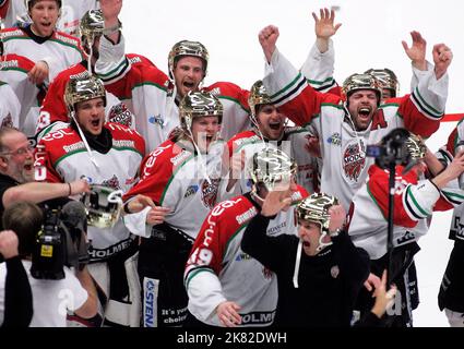 I playoff del Campionato svedese 84th si sono conclusi il 14 aprile, con modo Hockey che ha sconfitto Linköpings HC per vincere il loro secondo titolo di campionato, nel Cloetta Center di Linköping, Svezia. Nella foto: I giocatori modo festeggiano dopo la partita. Foto Stock