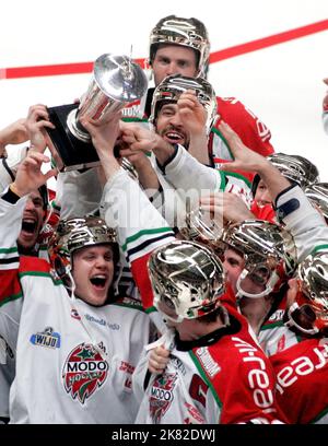 I playoff del Campionato svedese 84th si sono conclusi il 14 aprile, con modo Hockey che ha sconfitto Linköpings HC per vincere il loro secondo titolo di campionato, nel Cloetta Center di Linköping, Svezia. Nella foto: I giocatori modo festeggiano dopo la partita. Foto Stock