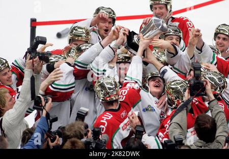 I playoff del Campionato svedese 84th si sono conclusi il 14 aprile, con modo Hockey che ha sconfitto Linköpings HC per vincere il loro secondo titolo di campionato, nel Cloetta Center di Linköping, Svezia. Nella foto: I giocatori modo festeggiano dopo la partita. Foto Stock