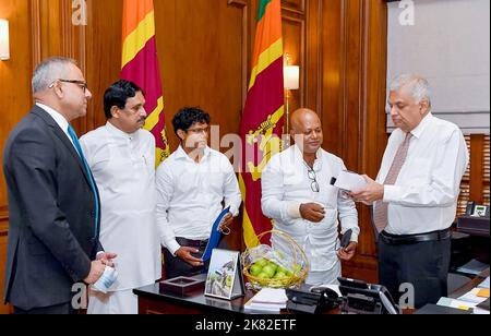 (221020) -- COLOMBO, 20 ottobre 2022 (Xinhua) -- il presidente dello Sri Lanka Ranil Wickremesinghe (1st R) presenta il primo raccolto di mele verdi del paese al Segretariato Presidenziale di Colombo, Sri Lanka, 20 ottobre 2022. La Divisione Media del Presidente ha dichiarato in una dichiarazione che il contadino M.P. Lakshman Kumara aveva coltivato le mele verdi su due acri di terreno da Thambuttegama nella Provincia Centrale del Nord e ha consegnato il suo primo raccolto al presidente di Colombo. (Divisione media del Presidente dello Sri Lanka/distribuzione via Xinhua) Foto Stock