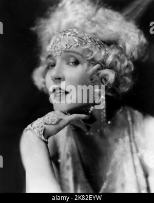 Mae Murray Film: La vedova allegra (1937) personaggi: Sally o'Hara 01 maggio 1925 **AVVERTENZA** questa fotografia è solo per uso editoriale ed è copyright di MGM e/o del fotografo assegnato dalla Film o dalla Production Company e può essere riprodotta solo da pubblicazioni in concomitanza con la promozione del film di cui sopra. È richiesto un credito obbligatorio a MGM. Il fotografo deve essere accreditato anche quando è noto. Nessun uso commerciale può essere concesso senza autorizzazione scritta da parte della Film Company. Foto Stock