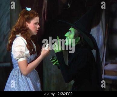 Judy Garland & Margaret Hamilton Film: The Wizard of Oz (USA 1939) personaggi: Dorothy Gale, Elmira Gulch / Titel Auch: 'Das Zauberhafte Land' regista: Victor Fleming 12 agosto 1939 **AVVERTENZA** questa fotografia è solo per uso editoriale ed è copyright di MGM e/o del fotografo assegnato dalla Film o dalla Production Company e può essere riprodotta solo da pubblicazioni in concomitanza con la promozione del film di cui sopra. È richiesto un credito obbligatorio a MGM. Il fotografo deve essere accreditato anche quando è noto. Nessun uso commerciale può essere concesso senza autorizzazione scritta da parte della Film Comp Foto Stock