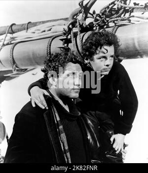 Spencer Tracy & Freddie Bartholomew Film: Captains coraggioso (USA 1937) personaggi: Manuel Fidello, Harvey Cheyne regista: Victor Fleming 11 maggio 1937 **AVVERTENZA** questa fotografia è solo per uso editoriale ed è copyright di MGM e/o del fotografo assegnato dalla Film o dalla Production Company e può essere riprodotta solo da pubblicazioni in concomitanza con la promozione del film di cui sopra. È richiesto un credito obbligatorio a MGM. Il fotografo deve essere accreditato anche quando è noto. Nessun uso commerciale può essere concesso senza autorizzazione scritta da parte della Film Company. Foto Stock