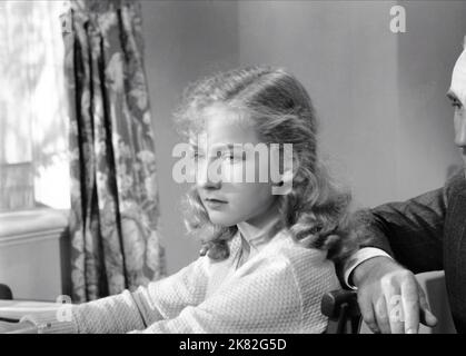 Bonita Granville & Donald Crisp Film Beloved Brat (1932) regista: Arthur Lubin 30 aprile 1938 **ATTENZIONE** questa fotografia è ad uso esclusivamente editoriale ed è copyright DELLA WARNER BROS. E/o il fotografo assegnato dalla Film o dalla Production Company e può essere riprodotto solo da pubblicazioni in concomitanza con la promozione del suddetto Film. Un credito obbligatorio alla WARNER BROS. è obbligatorio. Il fotografo deve essere accreditato anche se conosciuto. Nessun uso commerciale può essere concesso senza l'autorizzazione scritta di The Film Company. Foto Stock