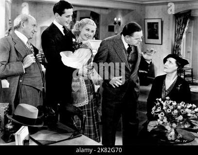 Joseph Cawthorn, Ross Alexander, Anita Louise, gene Lockhart & Kathleen Lockhart Film: Brides are Like That (1937) personaggi: Fred Schultz, Bill McAllister, Hazel Robinson, John Robinson, Sig.ra Ella Robinson regista: William C. Mchann 22 marzo 1936 **AVVERTENZA** questa fotografia è solo per uso editoriale ed è copyright di WARNER BRO e/o del fotografo assegnato dalla Film o dalla Production Company e può essere riprodotta solo da pubblicazioni in concomitanza con la promozione del film di cui sopra. È richiesto un credito obbligatorio a WARNER BRO. Il fotografo dovrebbe anche essere accreditato quando kno Foto Stock