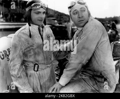 James Cagney & Frank McHugh Film la folla ruggisce (1938) personaggi: Joe Greer, Spud Connors regista: Howard Hawks 16 aprile 1932 **ATTENZIONE** questa fotografia è ad uso esclusivamente editoriale ed è copyright DELLA WARNER BRO e/o del fotografo assegnato dalla Film o Production Company e può essere riprodotta solo da pubblicazioni in concomitanza con la promozione del suddetto Film. È richiesto un credito obbligatorio a WARNER BRO. Il fotografo deve essere accreditato anche se conosciuto. Nessun uso commerciale può essere concesso senza l'autorizzazione scritta di The Film Company. Foto Stock