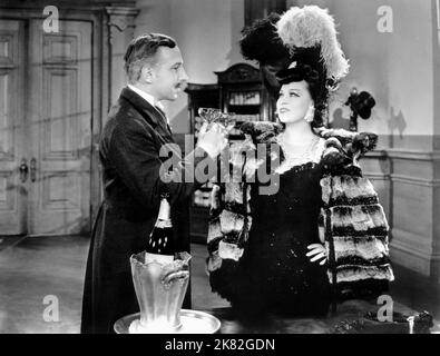 Mae West Film Every Day'S A Holiday (1937) personaggi: Peaches o'Day regista: A. Edward Sutherland 18 aprile 1937 **ATTENZIONE** questa fotografia è ad uso esclusivamente editoriale ed è copyright di IMMAGINI DI PRIM'ORDINE e/o del fotografo assegnato dalla Film o Production Company e può essere riprodotta solo da pubblicazioni in concomitanza con la promozione del suddetto Film. È richiesto un credito obbligatorio per LE FOTO DI IMPORTANZA FONDAMENTALE. Il fotografo deve essere accreditato anche se conosciuto. Nessun uso commerciale può essere concesso senza l'autorizzazione scritta di The Film Company. Foto Stock