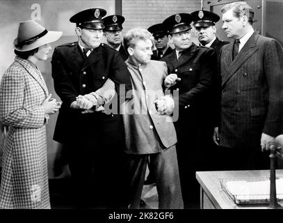 Jane Bryan, James Cagney e George Bancroft Film: Ogni alba i Die (USA 1939) personaggi: Joyce, Frank Ross, John Armstrong regista: William Keighley 22 luglio 1939 **AVVERTENZA** questa fotografia è solo per uso editoriale ed è copyright di WARNER BROS. E/o del fotografo assegnato dalla Film o dalla Production Company e può essere riprodotta solo da pubblicazioni in concomitanza con la promozione del film di cui sopra. È richiesto un credito obbligatorio a WARNER BROS.. Il fotografo deve essere accreditato anche quando è noto. Nessun uso commerciale può essere concesso senza autorizzazione scritta da parte della Film Company Foto Stock