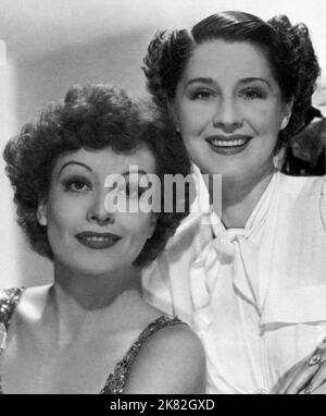 Joan Crawford & norma Shearer Film: The Women (1925) personaggi: Crystal Allen & Mrs. Stephen Haines (Mary) regista: George Cukor 01 maggio 1939 **AVVERTENZA** questa fotografia è solo per uso editoriale ed è copyright di MGM e/o del fotografo assegnato dalla Film o dalla Production Company e può essere riprodotta solo da pubblicazioni in concomitanza con la promozione del film di cui sopra. È richiesto un credito obbligatorio a MGM. Il fotografo deve essere accreditato anche quando è noto. Nessun uso commerciale può essere concesso senza autorizzazione scritta da parte della Film Company. Foto Stock