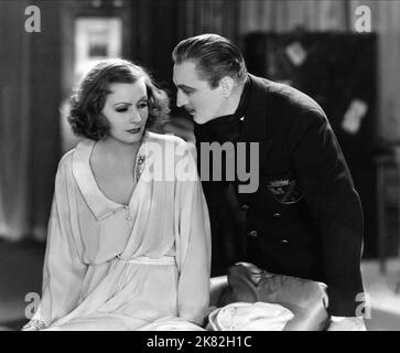 Greta Garbo & John Barrymore Film: Grand Hotel (USA 1932) personaggi: Grusinskaya - The Dancer & The Baron regista: Edmund Goulding 12 aprile 1932 **AVVERTENZA** questa fotografia è solo per uso editoriale ed è copyright di MGM e/o del fotografo assegnato dalla Film o dalla Production Company e può essere riprodotta solo da pubblicazioni in concomitanza con la promozione del film di cui sopra. È richiesto un credito obbligatorio a MGM. Il fotografo deve essere accreditato anche quando è noto. Nessun uso commerciale può essere concesso senza autorizzazione scritta da parte della Film Company. Foto Stock