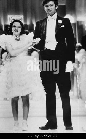 Judy Garland & Buddy Epsen Film: Broadway Melody di 1938 (1932) personaggi: Betty Clayton & 20 Agosto 1937 **AVVERTENZA** questa fotografia è solo per uso editoriale ed è copyright di MGM e/o del fotografo assegnato dalla Film o dalla Production Company e può essere riprodotta solo da pubblicazioni in concomitanza con la promozione del film di cui sopra. È richiesto un credito obbligatorio a MGM. Il fotografo deve essere accreditato anche quando è noto. Nessun uso commerciale può essere concesso senza autorizzazione scritta da parte della Film Company. Foto Stock