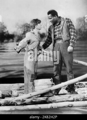 Mickey Rooney & Rex Ingram Film: The Adventures of Huckleberry Finn (1939) personaggi: Huckleberry Finn & Jim regista: Richard Thorpe 10 febbraio 1939 **AVVERTENZA** questa fotografia è solo per uso editoriale ed è copyright di MGM e/o del fotografo assegnato dalla Film o dalla Production Company e può essere riprodotta solo da pubblicazioni in concomitanza con la promozione del film di cui sopra. È richiesto un credito obbligatorio a MGM. Il fotografo deve essere accreditato anche quando è noto. Nessun uso commerciale può essere concesso senza autorizzazione scritta da parte della Film Company. Foto Stock