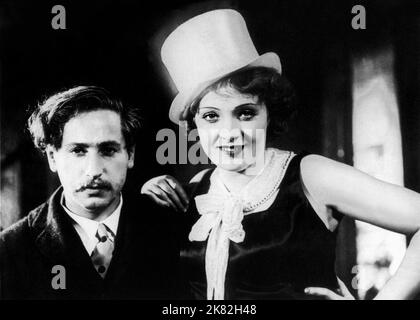 Josef Von Sternberg & Marlene Dietrich Film The Blue Angel (DE 1930) personaggi: ,Lola Lola regista: Josef Von Sternberg 01 April 1930 **WARNING** questa fotografia è ad uso esclusivamente editoriale ed è copyright della PARAMOUNT e/o del fotografo assegnato dalla Film o Production Company e può essere riprodotta solo da pubblicazioni in concomitanza con la promozione del suddetto Film. È richiesto un credito obbligatorio per LA PRIORITÀ. Il fotografo deve essere accreditato anche se conosciuto. Nessun uso commerciale può essere concesso senza l'autorizzazione scritta di The Film Company. Foto Stock