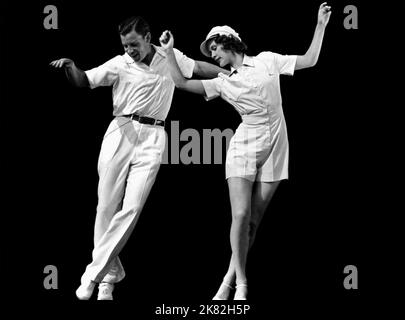 George Murphy & Eleanor Powell Film: Broadway Melody di 1938 (1920) personaggi: Sonny Ledford & Sally Lee 20 agosto 1937 **AVVERTENZA** questa fotografia è solo per uso editoriale ed è copyright di MGM e/o del fotografo assegnato dalla Film o Production Company e può essere riprodotta solo da pubblicazioni in concomitanza con la promozione del film di cui sopra. È richiesto un credito obbligatorio a MGM. Il fotografo deve essere accreditato anche quando è noto. Nessun uso commerciale può essere concesso senza autorizzazione scritta da parte della Film Company. Foto Stock