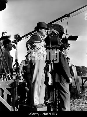 Lloyd Bacon & James Wong Howe Film: The Oklahoma Kid (USA 1939) regista: Lloyd Bacon 03 marzo 1939 **AVVERTENZA** questa fotografia è solo per uso editoriale ed è copyright di WARNER BROS. E/o del fotografo assegnato dalla Film o dalla Production Company e può essere riprodotta solo da pubblicazioni in concomitanza con la promozione del film di cui sopra. È richiesto un credito obbligatorio a WARNER BROS.. Il fotografo deve essere accreditato anche quando è noto. Nessun uso commerciale può essere concesso senza autorizzazione scritta da parte della Film Company. Foto Stock