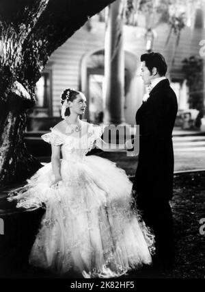 Bette Davis & Henry fonda Film Jezebel (1937) personaggi: Julie & Preston Dillard regista: William Wyler 01 May 1938 **WARNING** questa fotografia è solo per uso editoriale ed è copyright DELLA WARNER BROS / MACK ELLIOTT e/o del fotografo assegnato dalla Film or Production Company e può essere riprodotta solo da pubblicazioni in concomitanza con la promozione del suddetto Film. È richiesto un credito obbligatorio a WARNER BROS/MACK ELLIOTT. Nessun uso commerciale può essere concesso senza l'autorizzazione scritta di The Film Company. Foto Stock