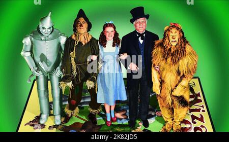 Jack Haley, Bert Lahr, Judy Garland, Frank Morgan & Ray Bolger Film: The Wizard of Oz (USA 1939) personaggi: Hickory, Zeke, Dorothy Gale, Professor Marvel, Hunk / Titel Auch: 'Das Zauberhafte Land' regista: Victor Fleming 12 agosto 1939 **AVVERTENZA** questa fotografia è solo per uso editoriale ed è copyright di MGM e/o del fotografo assegnato dalla Film o dalla Production Company e può essere riprodotta solo da pubblicazioni in concomitanza con la promozione del film di cui sopra. È richiesto un credito obbligatorio a MGM. Il fotografo deve essere accreditato anche quando è noto. Nessun uso commerciale può Foto Stock