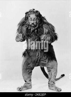 Bert Lahr Film: The Wizard of Oz (USA 1939) personaggi: Zeke / Titel Auch: 'Das Zauberhafte Land' regista: Victor Fleming 12 agosto 1939 **AVVERTENZA** questa fotografia è solo per uso editoriale ed è copyright di MGM e/o del fotografo assegnato dalla Film o dalla Production Company e può essere riprodotta solo da pubblicazioni in concomitanza con la promozione del film di cui sopra. È richiesto un credito obbligatorio a MGM. Il fotografo deve essere accreditato anche quando è noto. Nessun uso commerciale può essere concesso senza autorizzazione scritta da parte della Film Company. Foto Stock