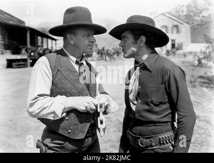 Wallace Beery & Johnny Mack Brown Film: Billy the Kid (USA 1930) personaggi: Vice sceriffo Pat Garrett & William H. 'Billy the Kid' Bonney / Literaturverfilmung (basato sul libro di Walter Noble Burns) regista: King Vidor 18 ottobre 1930 **AVVERTENZA** questa fotografia è solo per uso editoriale ed è copyright di MGM e/o del fotografo assegnato dalla Film o dalla Production Company e può essere riprodotta solo da pubblicazioni in concomitanza con la promozione del film di cui sopra. È richiesto un credito obbligatorio a MGM. Il fotografo deve essere accreditato anche quando è noto. Nessun uso commerciale c Foto Stock