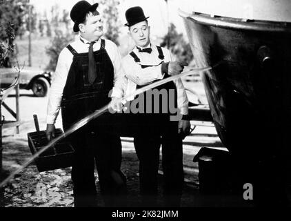 Oliver Hardy & Stan Laurel Film: Trainato in Un buco (1929) personaggi: Ollie & Stan regista: George Marshall 31 dicembre 1932 **AVVERTENZA** questa fotografia è solo per uso editoriale ed è copyright di MGM e/o del fotografo assegnato dalla Film o dalla Production Company e può essere riprodotta solo da pubblicazioni in concomitanza con la promozione del film di cui sopra. È richiesto un credito obbligatorio a MGM. Il fotografo deve essere accreditato anche quando è noto. Nessun uso commerciale può essere concesso senza autorizzazione scritta da parte della Film Company. Foto Stock