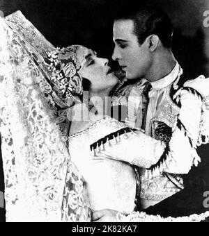 Lila Lee & Rudolph Valentino Film: Blood & Sand (USA 1922) personaggi: Carmen, Juan Gallardo / Rodolph, Rodolfo regista: Fred Niblo 05 Agosto 1922 **AVVERTENZA** questa fotografia è solo per uso editoriale ed è copyright di PARAMOUNT e/o del fotografo assegnato dalla Film o dalla Production Company e può essere riprodotta solo da pubblicazioni in concomitanza con la promozione del film di cui sopra. È richiesto un credito obbligatorio a PARAMOUNT. Il fotografo deve essere accreditato anche quando è noto. Nessun uso commerciale può essere concesso senza autorizzazione scritta da parte della Film Company. Foto Stock