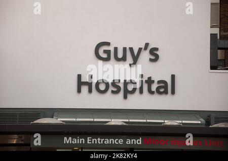 Ingresso principale al Guy's Hospital, Southwark, Londra, Regno Unito. Il Guy's Hospital è uno dei più antichi ospedali per l'insegnamento del Regno Unito. Foto Stock