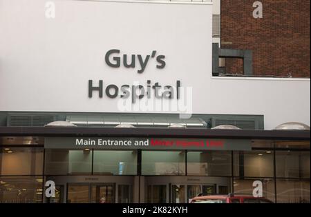 Ingresso principale al Guy's Hospital, Southwark, Londra, Regno Unito. Il Guy's Hospital è uno dei più antichi ospedali per l'insegnamento del Regno Unito. Foto Stock