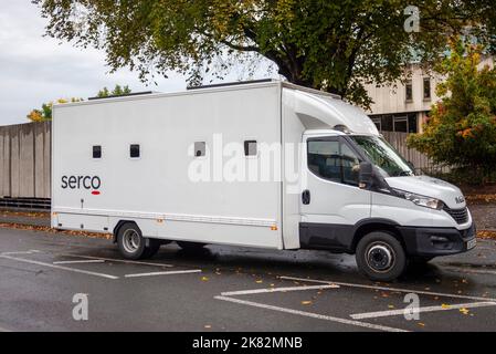 Serco veicolo di trasporto prigioniero lasciando Southend Magistrates Court, Essex, Regno Unito. Serco Group PLC fornitore di servizi Foto Stock