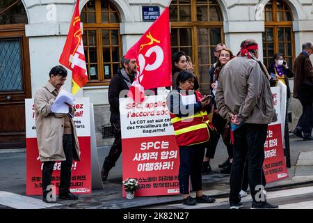 Parigi, Francia. 20th Ott 2022. Incontro del CGT di Parigi davanti a Parigi Baguette per la giornata mondiale dei diritti dei dipendenti della società coreana SPC, proprietaria del marchio Paris Baguette. Parigi, Francia il 20 ottobre 2022. I manifestanti hanno reso omaggio a un lavoratore coreano che è morto mentre lavorava in Corea il 15 ottobre. Photo by Pierrick Villette/ABACAPRESS.COM Credit: Abaca Press/Alamy Live News Foto Stock