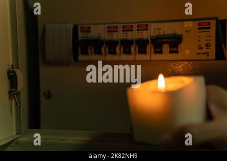 UCRAINA, Kiev - 15 ottobre 2022: Troubleshooter blackout controllo fiamma fissa fusibile contatore cera casa, per, candela residua Foto Stock