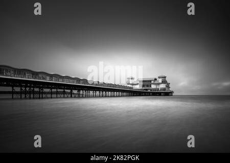 Un'immagine in bianco e nero del Grand Pier nel canale di Bristol a Weston-super-Mare, North Somerset, Inghilterra. Foto Stock