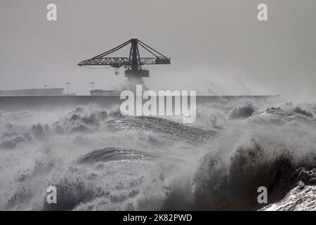 Leixoes porto parete nord sotto forte tempesta, Leca da Palmeira, Portogallo Foto Stock