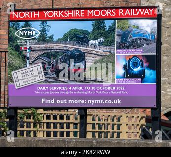 Scheda pubblicitaria a Pickering per la North Yorkshire Moors Railway una ferrovia storica, North Yorkshire, Yorkshire, Inghilterra, Regno Unito Foto Stock