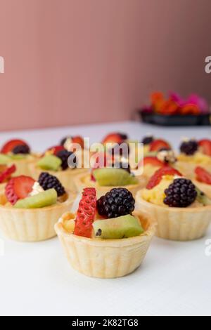 carta da parati bella e colorata con cibo gourmet, deliziosi antipasti, servizio catering con cupcake con frutta in studio, dolci Foto Stock