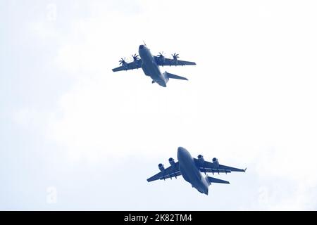 Boeing C-17 Globemaster & Airbus A400M Atlas Oxfordshire UK GB post Fly-Past for Queen Elizabeth's Platinum Jubilee 2nd giugno 2022 Foto Stock