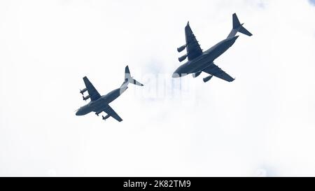 Boeing C-17 Globemaster & Airbus A400M Atlas Oxfordshire UK GB post Fly-Past for Queen Elizabeth's Platinum Jubilee 2nd giugno 2022 Foto Stock