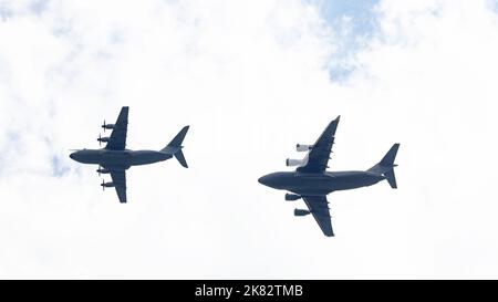 Boeing C-17 Globemaster & Airbus A400M Atlas Oxfordshire UK GB post Fly-Past for Queen Elizabeth's Platinum Jubilee 2nd giugno 2022 Foto Stock